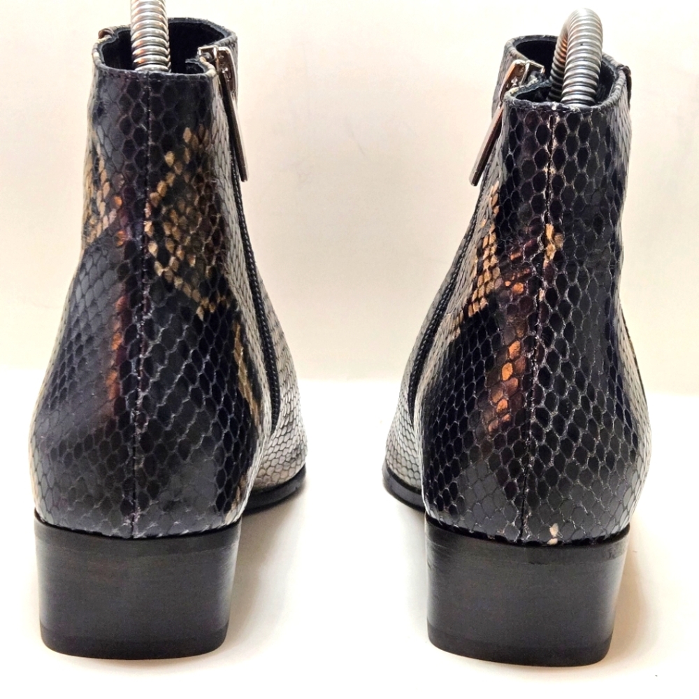 Aquaitalia womens waterproof boots, size 6M. - Picture 3 of 8